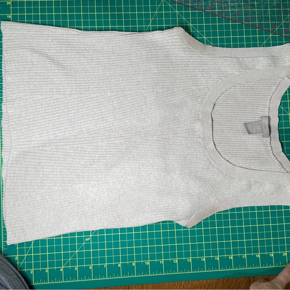 Ribbed-Knit Tank (M) - Picture 4 of 9